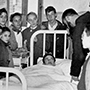 Capuchinos -Escolanía -1957 visita a los enfermos en el Hospital de Navarra